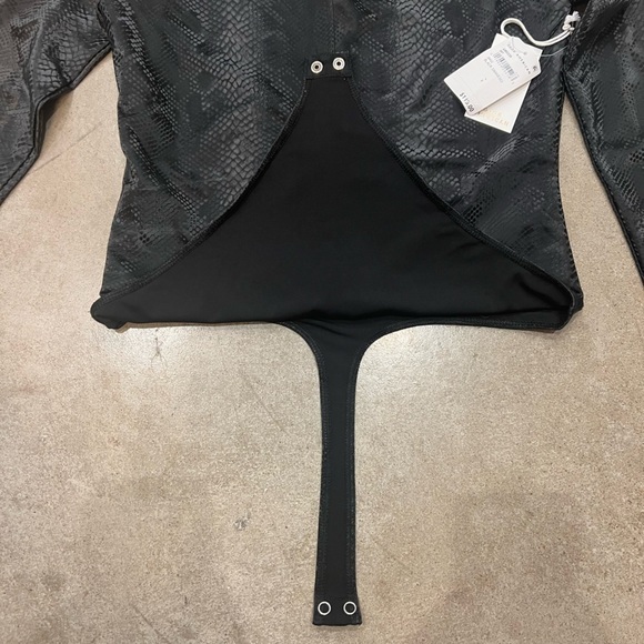 NWT Good American Long Sleeve Faux Leather Snakeskin Print Bodysuite Size 3 - Picture 5 of 10